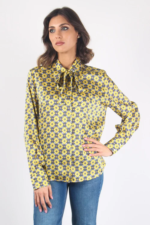 Camisa con estampado diagonal de microdiamantes